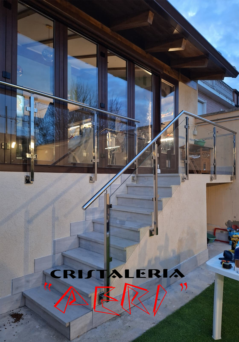 Barandilla de acero inoxidable para exterior en vivienda en Valladolid