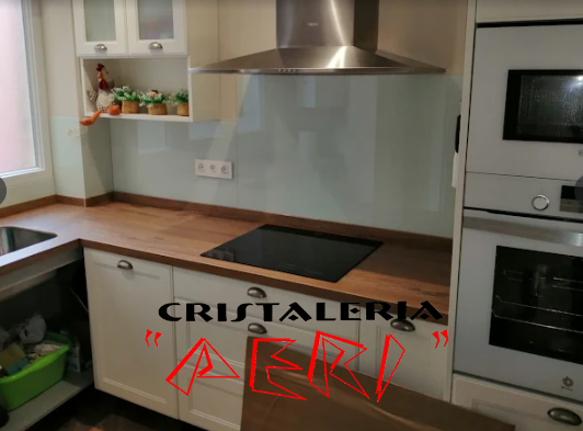 Aplacado de cocina en Medina del Campo. Estilo Lacobel blanco brillo.