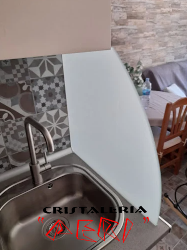 Cristal blanco mate con forma curva para cocina en Alaejos.