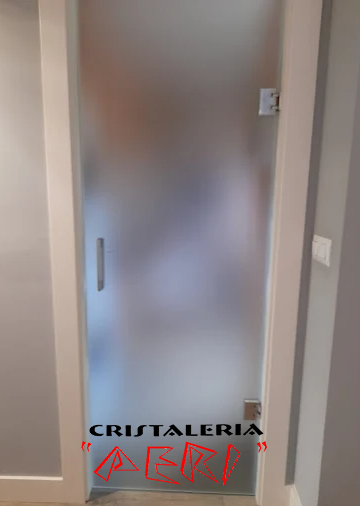 Puerta abatible en vidrio mate para baño en Valladolid.